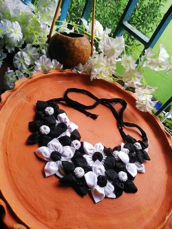 BLACK AND WHITE CHOKER SET