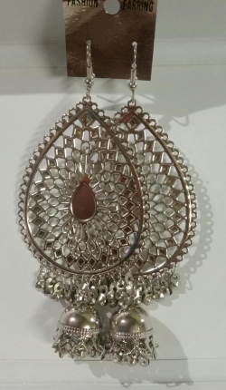 Light weighted long earrings