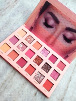 Huda beauty eyeshadow palette