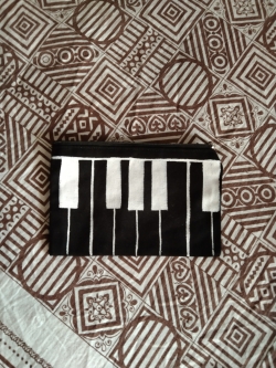 HAND PAINTING POUCH